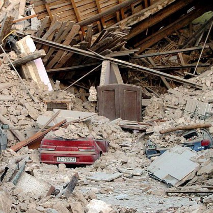 Срутени сгради при земетресението в Акуила, Италия