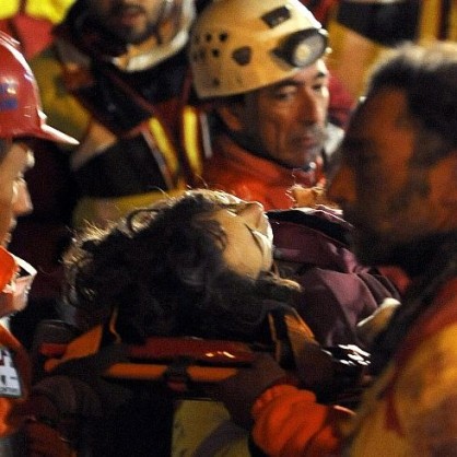 Марта Валенте, извадена жива след 24 часа престой под развалините на нейния дом в Акуила