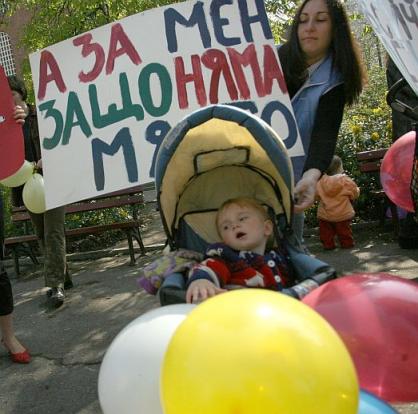 Майки с детски колички протестираха срещу столична община заради недостига на места в детските градини