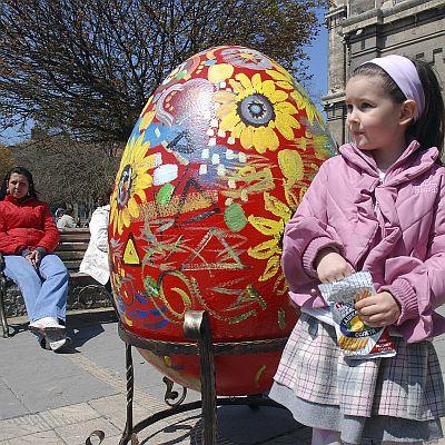 50-килограмово яйце монтираха в центъра на Варна
