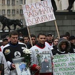 Стотици се включиха в шествието в памет на убития хокеист Кирил Въжаров и неговия приятел Васил Александров