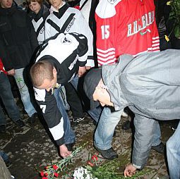 Стотици се включиха в шествието в памет на убития хокеист Кирил Въжаров и неговия приятел Васил Александров