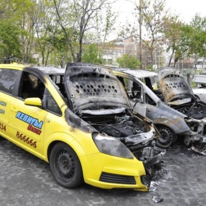 Около 04.20 часа в Пето РПУ- Бургас е получен сигнала за горящите коли