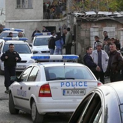 Над 100 бесни роми потрошиха къщата на 34-годишния Филип Петров, който вчера изнасили 12-годишно момиче в Шумен