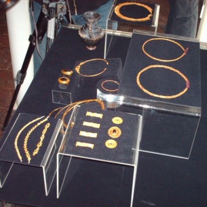 Накитите са изработени от тънка златна пластинка