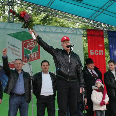 Румен Овчаров изнася приветствието си в Борисовата градина на 1 май