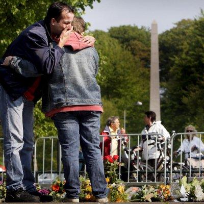 В памет на жертвите на атентета холандиците оставяха цветя на лобното място