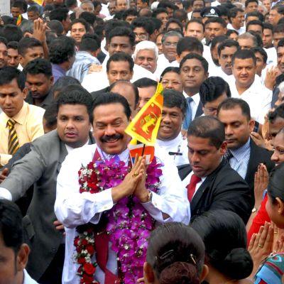 Президентът Махинда Раджапакса, сред жителите на Шри Ланка, които излязоха на спонтанни празнества