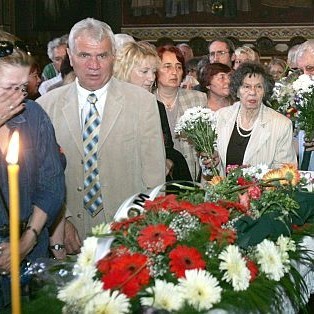 Близки, колеги и приятели се поклониха пред тленните останки на Петър Слабаков.