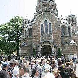 Близки, колеги и приятели се поклониха пред тленните останки на Петър Слабаков.