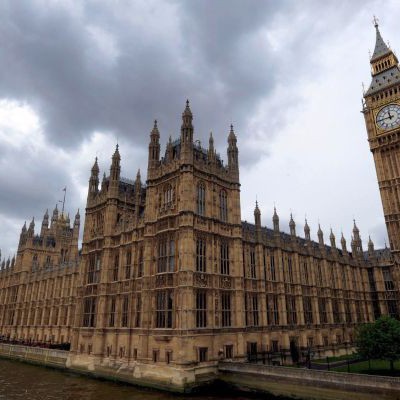 Парламентът на Великобритания е разтърсен от скандал