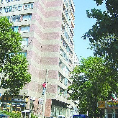 Блокът на улица Васил Левски в Благоевград, откъдето е скочила Вяра Алуминова