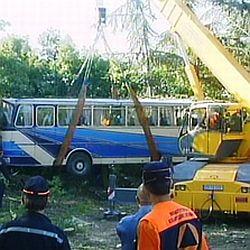 Вдигат автобуса от мястото на трагедията под връх Бакаджик