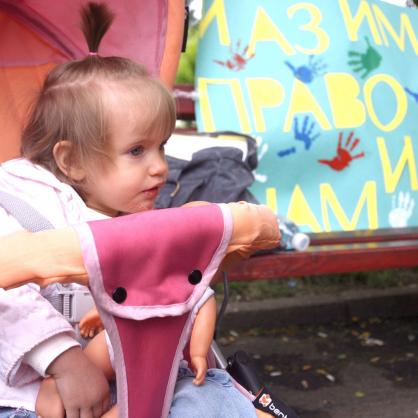 Майки с деца протестираха за местата в детските градини
