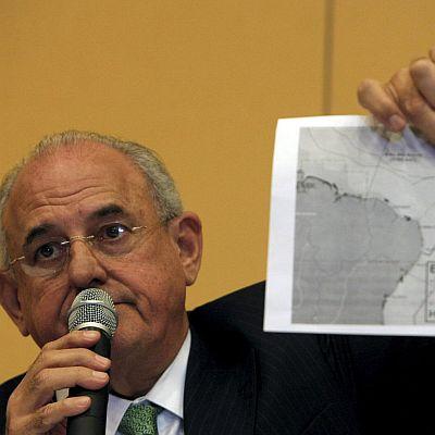 бразилският министър на отбраната Нелсон Жобим показва карта на мястото където е изчезнал самолетът