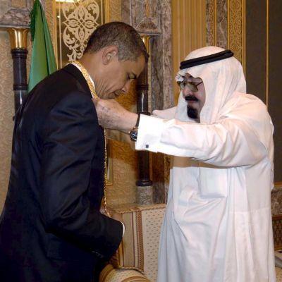Крал Абдула подари на Обама масивен златен медальон, окачен на дебела верижка от  18-каратово злато