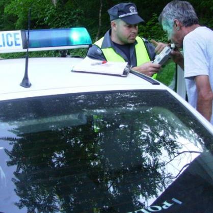 Пътен полицай проверва с дрегер шофьор за алкохол