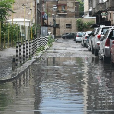 След силния дъжд в София се обазуваха езера по улиците и затрудниха движението на хора и коли