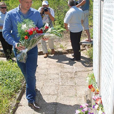 Водачът на листата на Коалиция за България и председател на БСП присъства на поклонението на паметника на 18-те разстреляни в село Партизани, община Дългопол