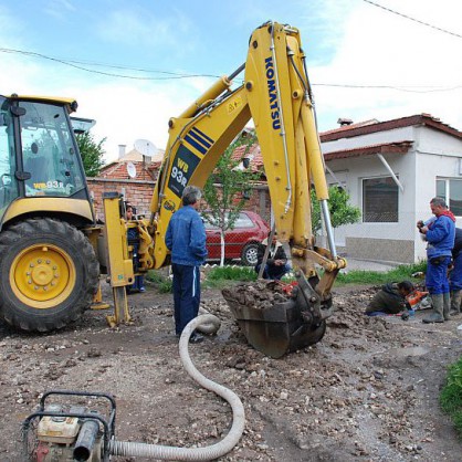Работници на ВиК Хасково днес възстановиха подаването на питейна вода в квартал  Република  за първите десет ромски домакинства