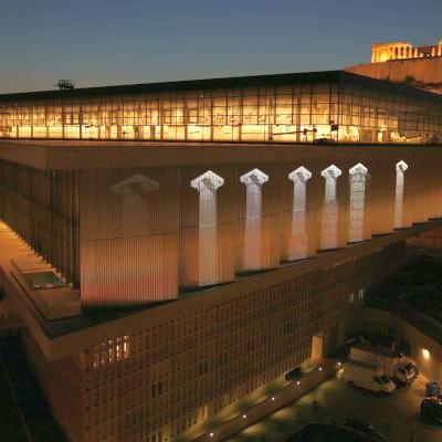 Новият музей е модерна стъклена сграда на стойност 130  милиона евро