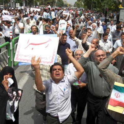 Протестите в Иран продължават, след като искането анулиране на изборите бе отхвърлено