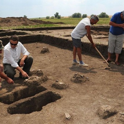 Археолозите Константин Господинов и Владислав Тодоров разучават четъртити отвори, които най-вероятно са стъпки от основата на сграда в тракийско селище