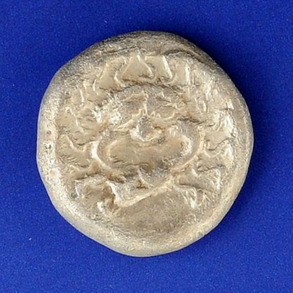 Сребърна монета с изображение на горгоната Медуза, намерена в тракийско селище