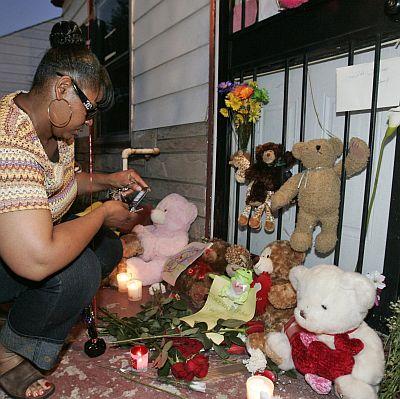 Пред родния му дом в Гари, Индиана почитатели оставят играчки в памет на Майкъл Джексън