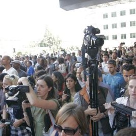 Почитатели и журналисти са се събрали пред болница  Роналд Рейгън  в Лос Анджелес
