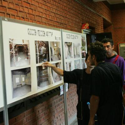 Работници разглеждат снимки за Геномния център