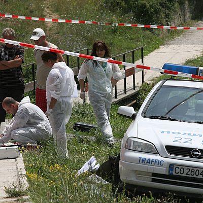 Криминалисти правят оглед на мястото, където двама бандити простреляха полицай край гара Бов