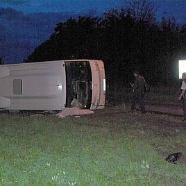 Един човек загина, други девет са ранени, след като автобус се преобърна в Габрово,