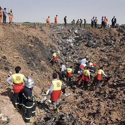 Ирански самолет катастрофира, 169 души умряха