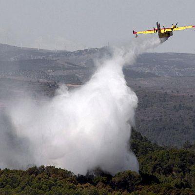 Хеликоптери и самолети за борба с пожари подновиха полетите в района днес сутринта