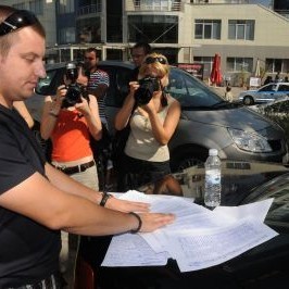 Христо Коледаров показва петицията, подписана от над 3 хиляди души