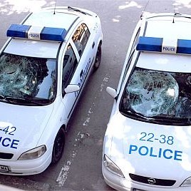 Полицейски коли с изпотрошени панорамни стъкла