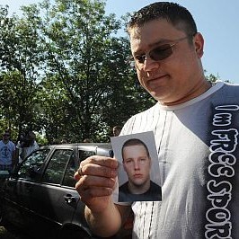 Тодор Дюлгеров показва снимка на брат си Петър Дюлгеров, който умира в  Пирогов  след операция на коляното в МБАЛ  Света София  през 2006 г