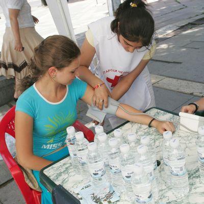 Доброволци на БЧК мериха кръвно и раздаваха минерална вода