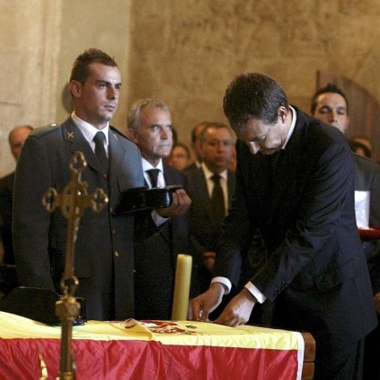 Премиерът на Испания Хосе Луис Сапатеро по време на траурната церемония по погремението на двамата гвардейци, загинали при атентат на ЕТА