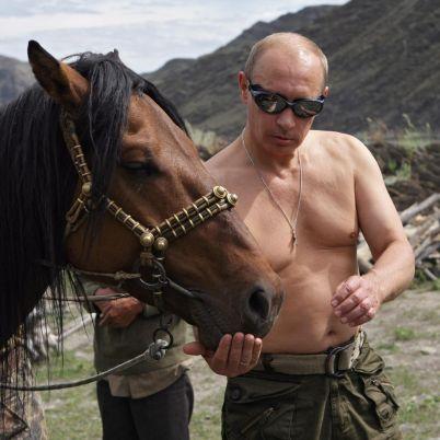 Публикуваха снимки на Владими Путин от лятната му почивка, Таймс коментира, че той е във форма да бъде още веднъж президент