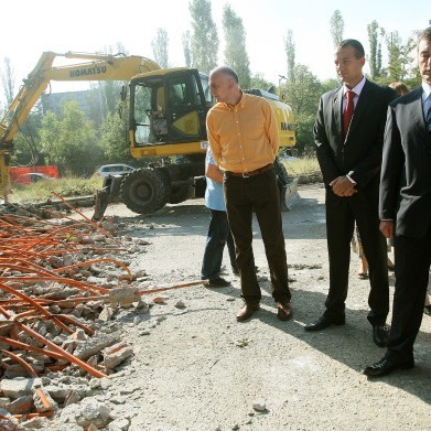 Министърът на спорта Свилен Нейков направи днес, 14 август, инспекция на строежа на новата спортна зала на 4-ти км