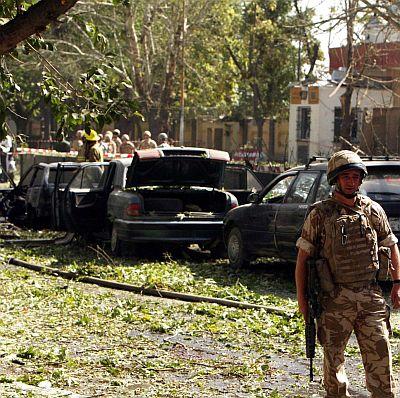 Седем цивилни афганистанци бяха убити и над 90 ранени при самоубийствен атентат, извършен с кола бомба край щаба на ИСАФ в Кабул