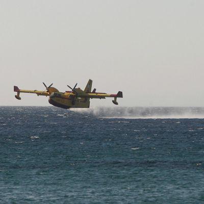 Два италиански самолета, един френски и един кипърски хеликоптер участват в операциите