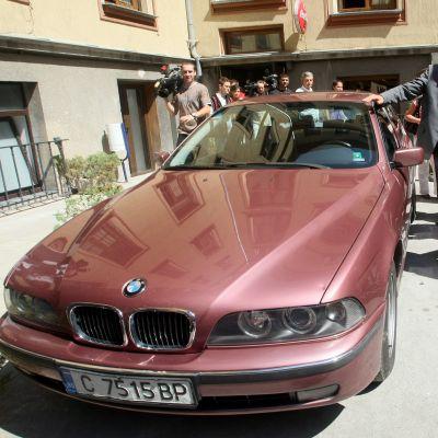 Пред медиите бяха показани два автомобила BMW, които от черни са били пребоядисани в розов нюанс