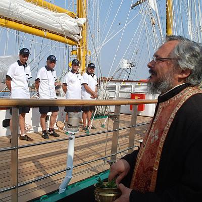 Отлъченият свещеник Любомир Попов  освещава  новия ветроход