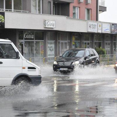 Поройният дъжд по Южното Черноморие предизвика множество леки катастрофи и затруднения за водачите на автомобили по пътя свързващ Бургас със Слънчев бряг и Несебър
