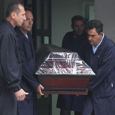 Близки пренасят ковчези на загиналите си роднини в Охрид