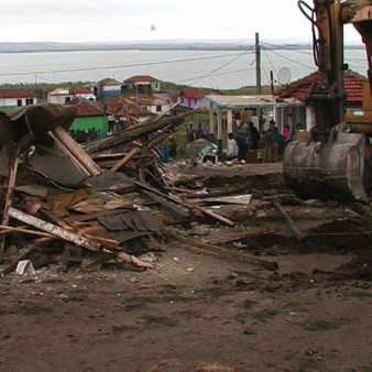 27 незаконни ромски постройки в  Горно Езерово  бутат багерите днес