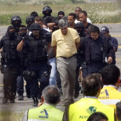 Спецполицаи отвеждат пастора, отвлякъл самолет в Мексико